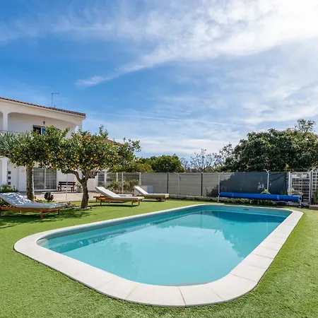 Apartment Sunny 3bdr With Pool In Ferreiras By Lovelystay
