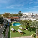 Апартаменти Sunny 3bdr With Pool In Ferreiras By Lovelystay *
